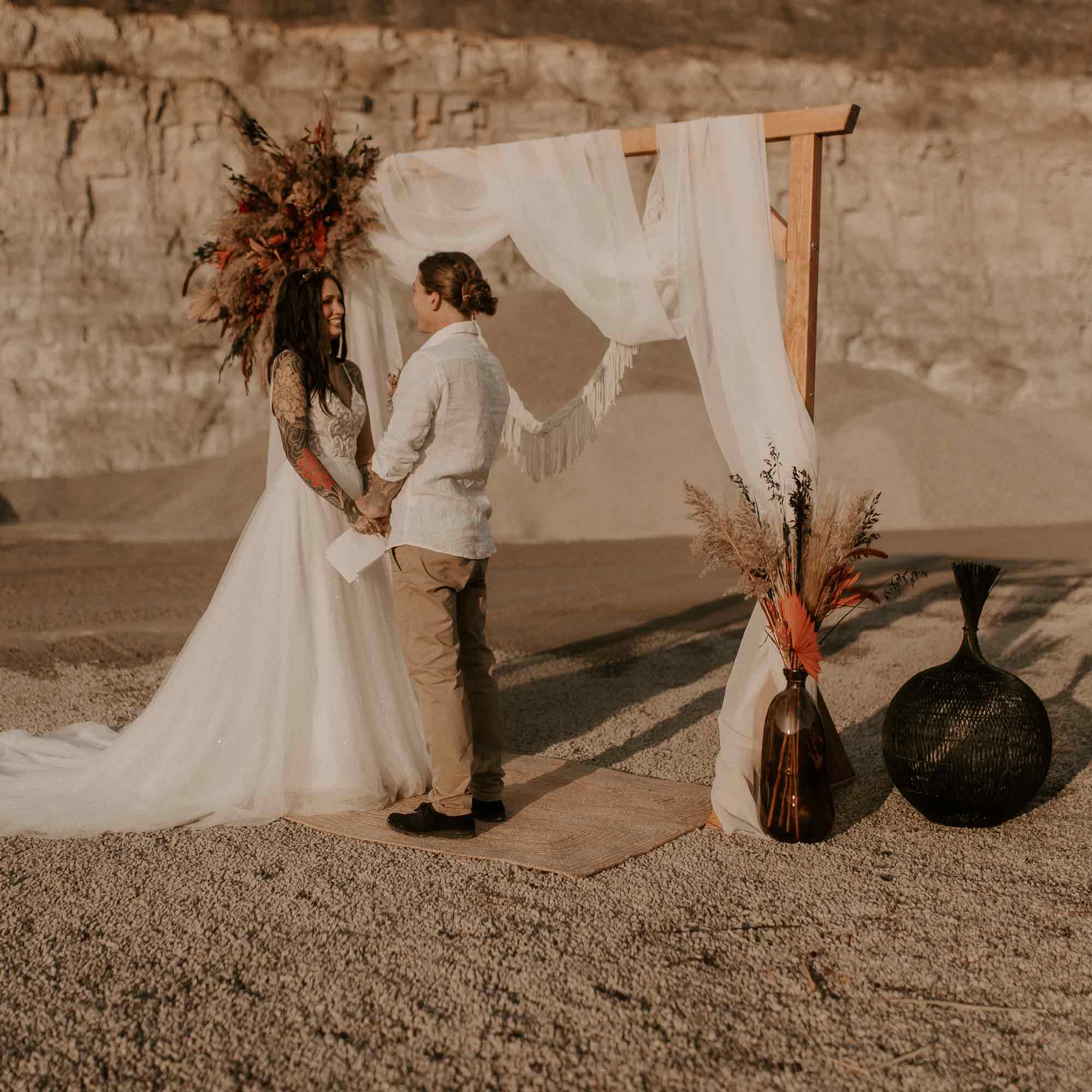 Creamore Events Dekoverleih in Stuttgart, Traubogen aus holz mieten, Fotohintergrund und Backdrop fuer den Brauttisch