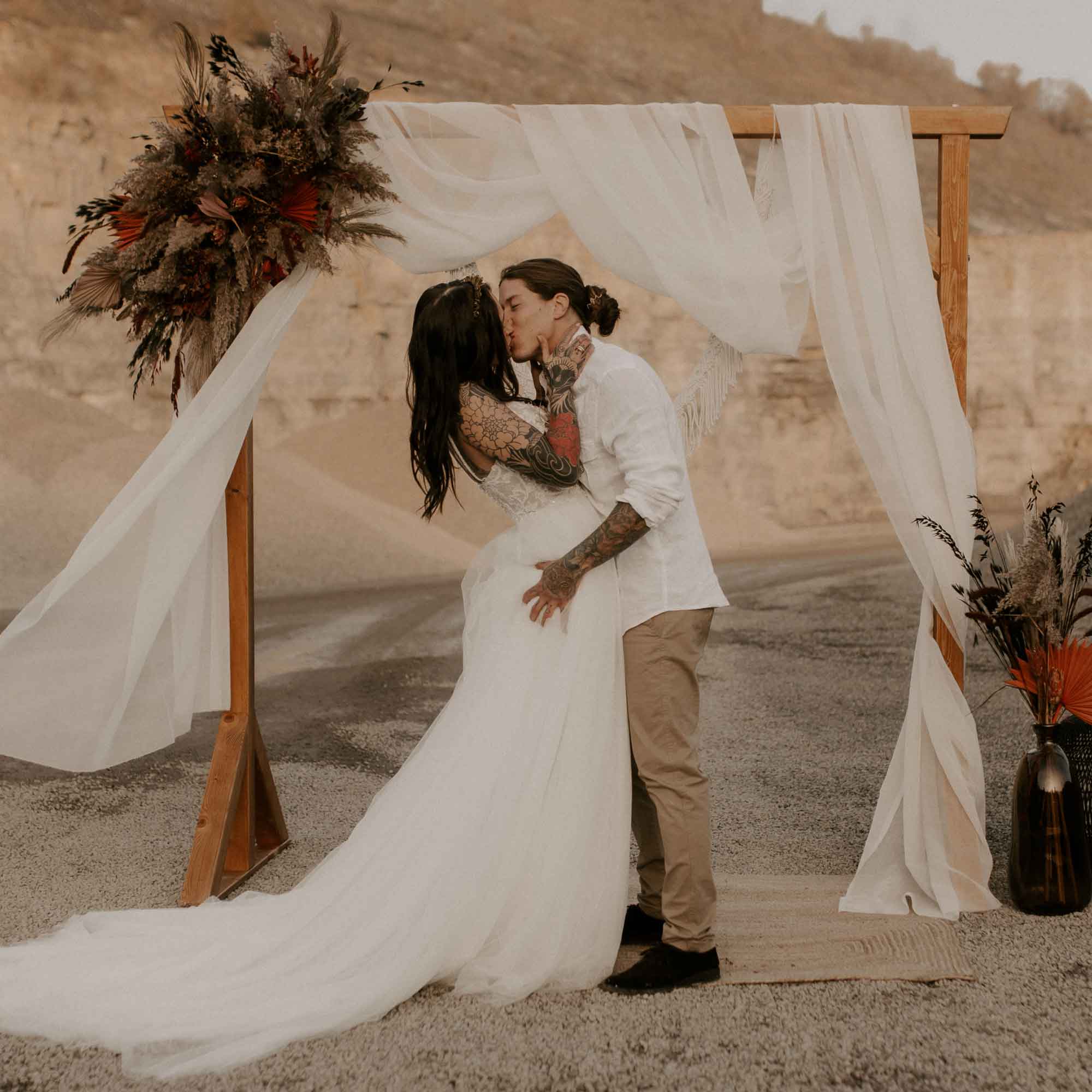 Creamore Events Dekoverleih in Stuttgart, Traubogen aus Holz mieten, Fotohintergrund und Backdrop fuer Brauttisch