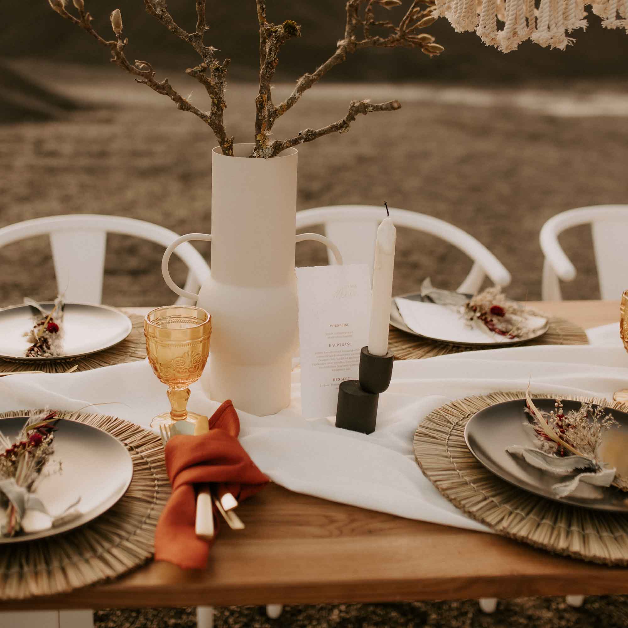 Creamore Events Dekoverleih in Stuttgart, moderne Vase mieten, hochzeit mit naturtoenen dekoriert